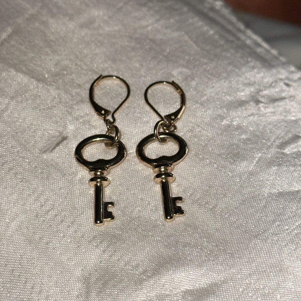 Shiny gold drop key shaped wire earrings